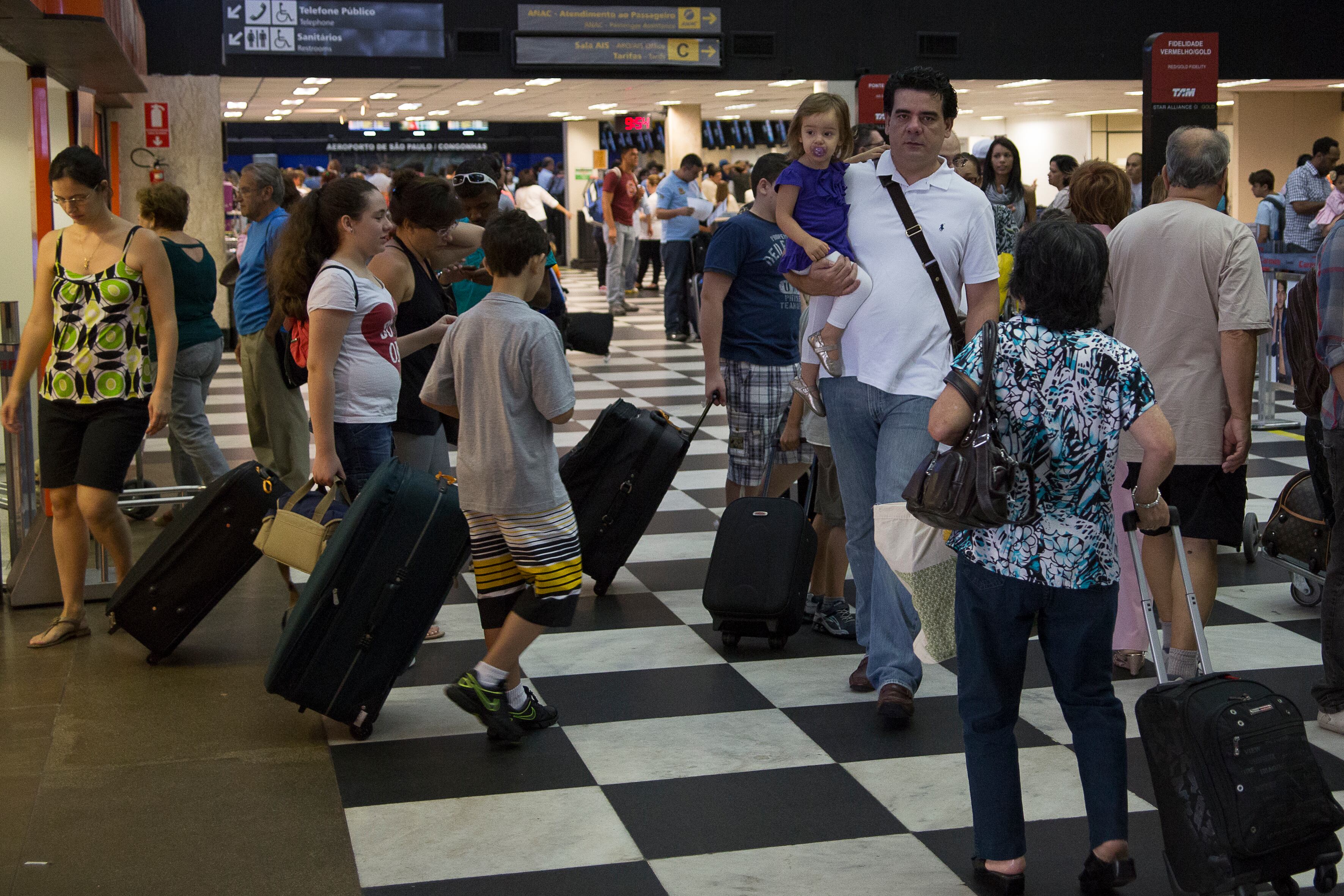 Movimentação de passageiros no saguão do Aeroporto de Congonhas