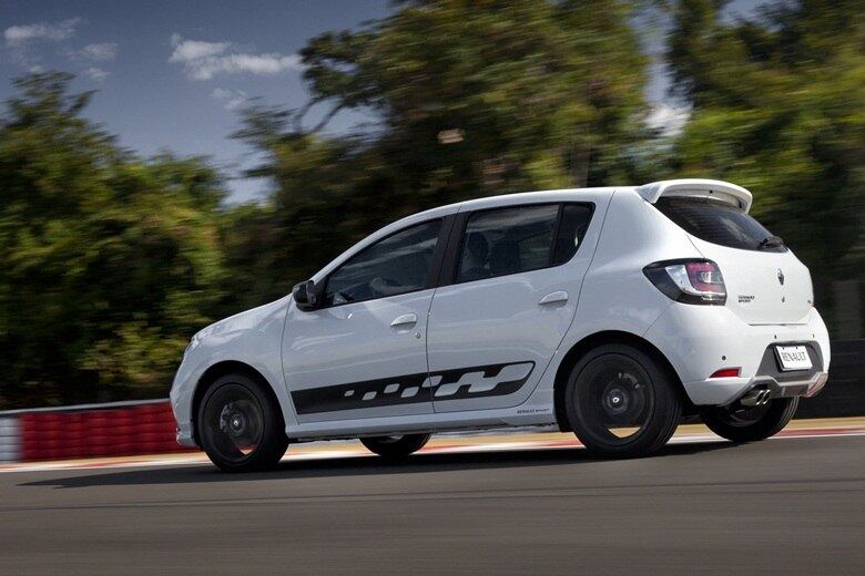 Para segurar o ímpeto na pista, o Sandero RS recebeu discos de freios maiores na dianteira (280 mm) e também na traseira (240 mm) — estes substituem o sistema de tambor presente nas versões convencionais

LEIA TAMBÉM
Aceleramos: Renault Sandero RS é nervosinho e vai além do visual