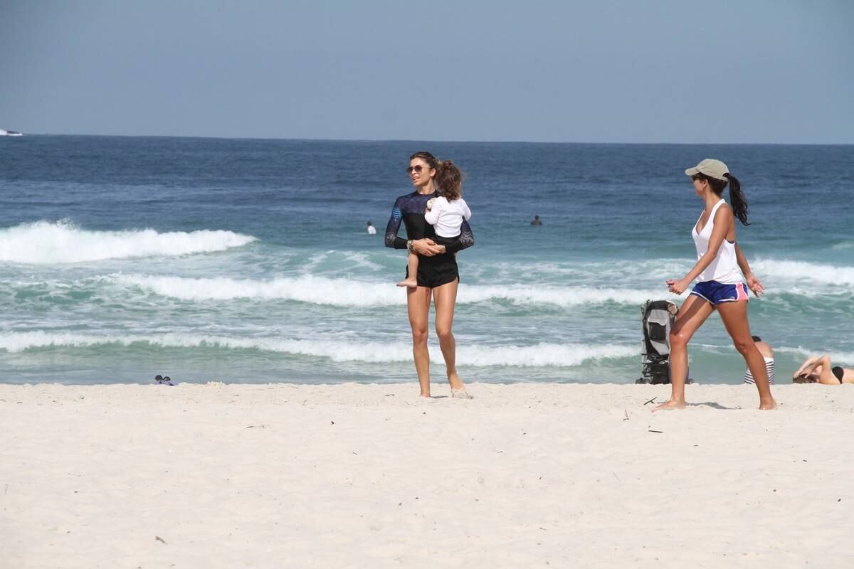 Grazi Massafera curtiu dia de sol na Barra da Tijuca