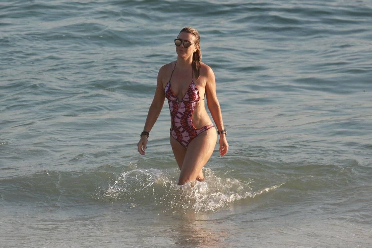 Aos 47 anos, Christine Fernandes exibe o corpão em dia de praia