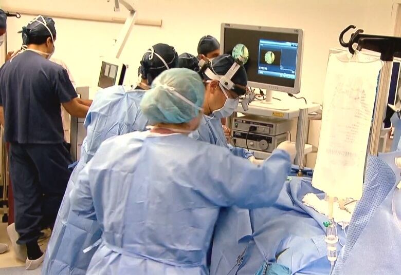 O transtorno é raro, difícil de ser diagnosticado e, geralmente, atinge quem já têm desequilíbrios graves de personalidade. “A pessoa, conscientemente, produz algum tipo de lesão, de doença ou de danos próprio, visando buscar, por exemplo, ajuda em um hospital e atenção médica, simpatia ou preocupação em torno dessa pessoa”, explica o psiquiatra Mario Louzã

