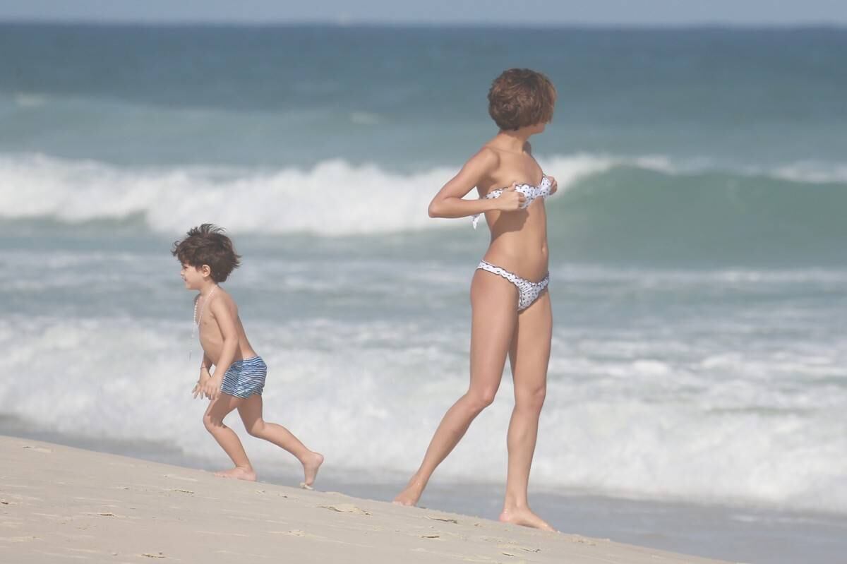 Sophie Charlotte e Daniel Oliveira curtem dia de praia na Barra da Tijuca, no Rio