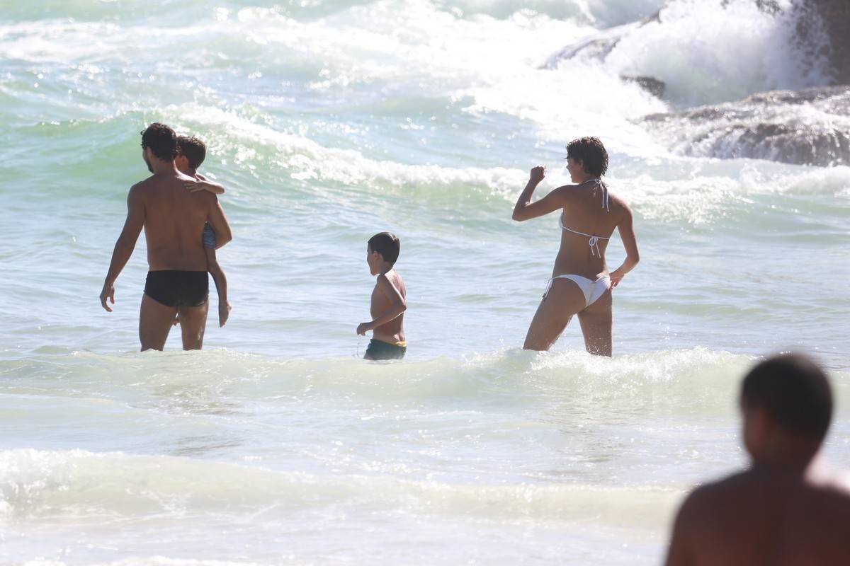 Sophie Charlotte e Daniel de Oliveira se divertem em praia com a família