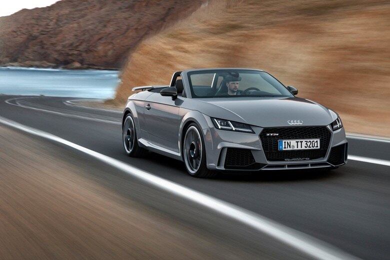 Em ambas as versões, a motorização é a mesma. Para o propulsor 2.5 TFSI de cinco cilindros e bloco de alumínio, a Audi conseguiu extrair 405 cv e 48,9 kgfm, entre 1700 e 5850 rpm. Sendo assim, caro leitor, o TT Cabriolet chega aos 100 km/h em 3,9 s, enquanto que o TT RS Cupê chega em 3,7 s
