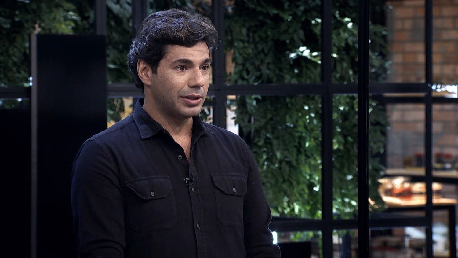 Felipe Bronze comanda o Top Chef Brasil ao lado de Ailin Aleixo e Emmanuel Bassoleil