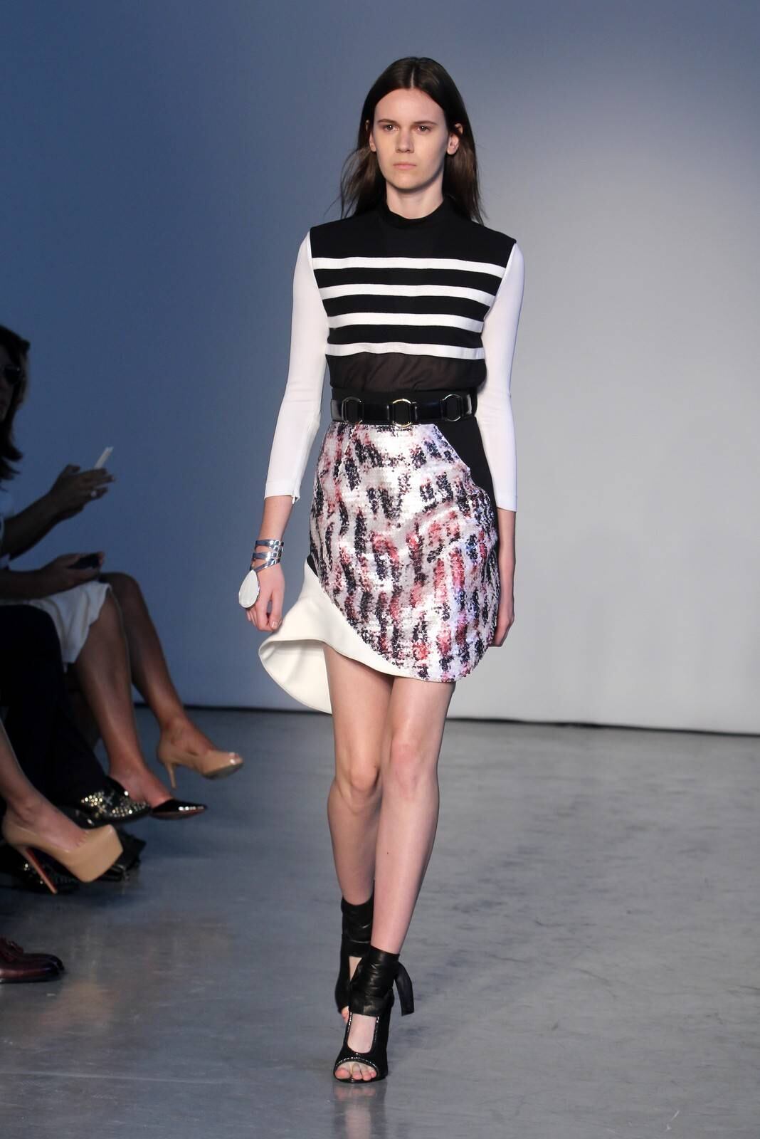 O segundo dia de desfiles da temporada inverno 2015 da São Paulo Fashion Week começou com a coleção do estilista Pedro Lourenço, nesta terça-feira (4). As modelos entraram na passarela após uma hora de atraso e vestiram peças feitas de diferentes materiais, que iam desde os trabalhos com paetês até detalhes com argolas de meta. Além dos casacos e saias que deram um ar sexy à coleção, as sandálias com saltos largos, arredondados e amarrações no tornozelo também foram destaque na passarela