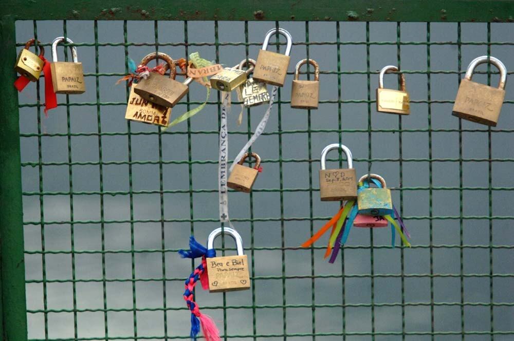 A multiplicação dos cadeados está acelerada e, em breve, talvez a prefeitura tenha que providenciar um reforço da grade. Ou proíba a colocação dos enfeites, como decidiu a Prefeitura de Paris