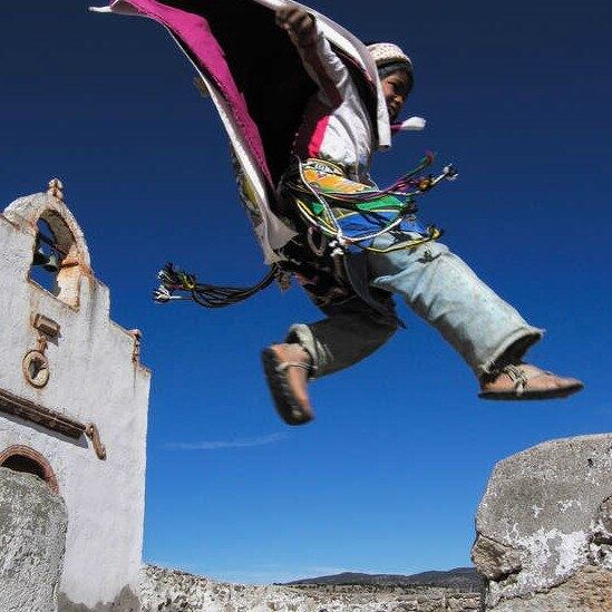 Expor a rica diversidade dos povos indígenas: esse foi o objetivo do primeiro concurso global de fotografia lançado pela ONG Survival International, que luta em defesa dos direitos dos povos indígenas. A foto eleita vencedora foi tirada em terras brasileiras. O fotógrafo italiano Giordano Cipriani captou toda a cor e a expressão de um índio da tribo Asurini, do Tocantins, e faturou o prêmio, deixando para trás concorrentes de várias partes do mundo.
A Survival International aproveitou o concurso para lançar o calendário para 2015 We, The People (Nós, As Pessoas, em tradução livre).
Foto de David Ducoin — Janeiro 2015: Em Chihuahua, no México, uma pequena índia Tarahumara participa da "dança dos mouros e cristãos" durante procissão em homenagem a Nossa Senhora de Guadalupe na vila Nararachi