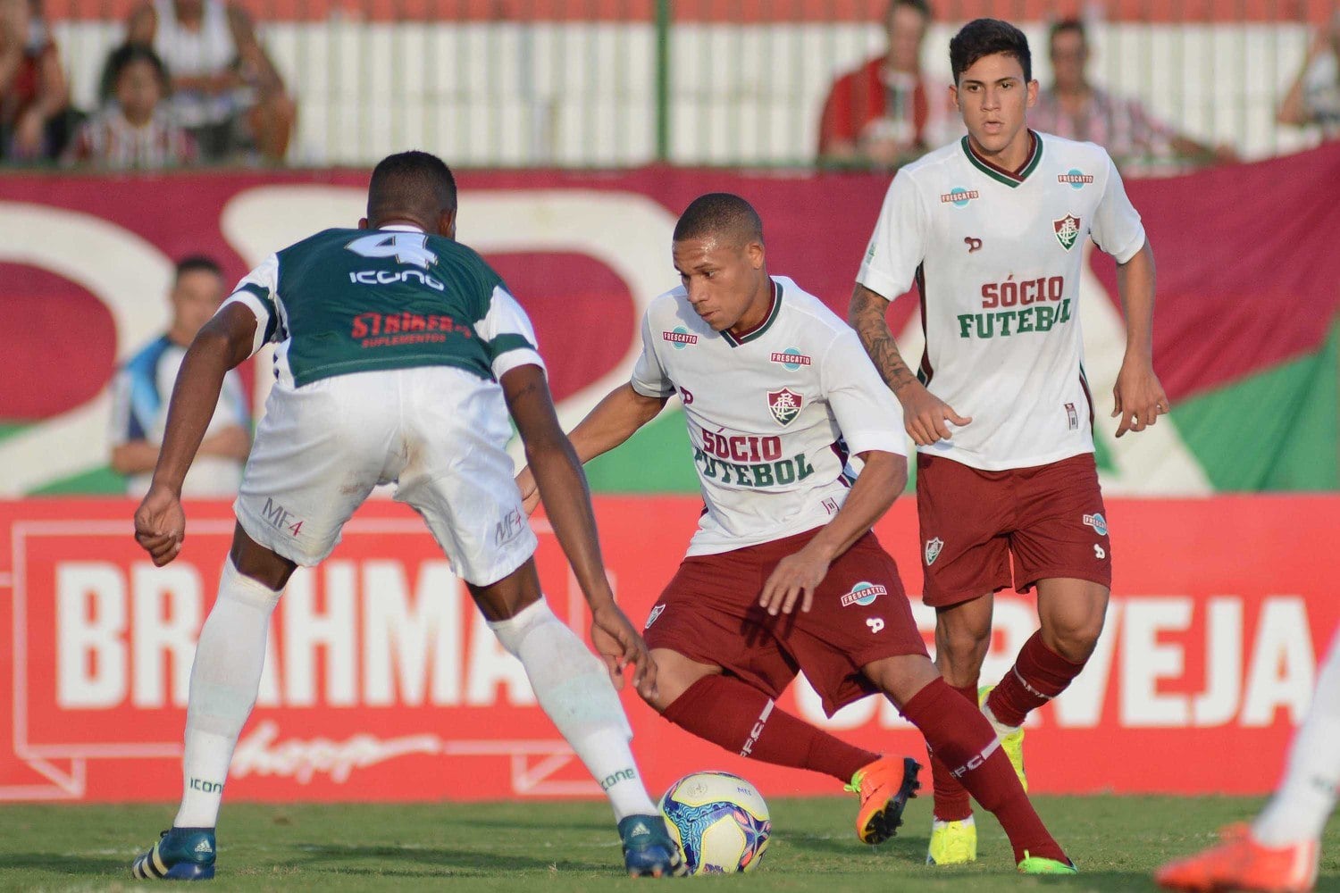 Wellington tenta passar pela forte marcação do Madureira
