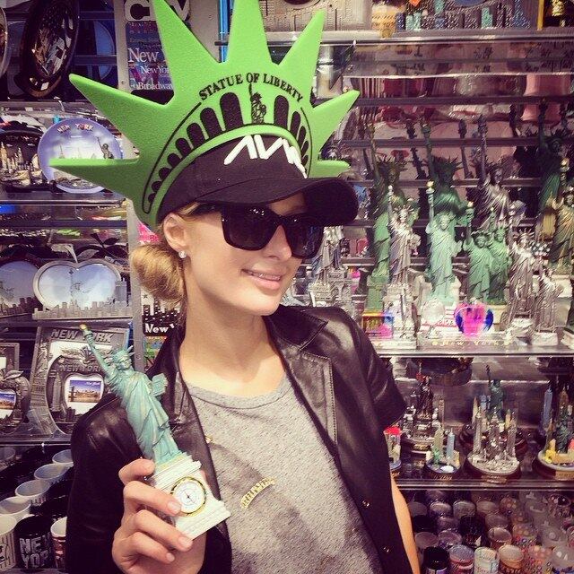 Entre um trabalho e outro, Paris, claro, aproveita todo o seu dinheiro dando uma de turista, como nessa foto tirada em NY