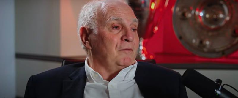 Uli é um dirigente esportivo e ex-futebolista alemão que atuava como ponta-direita