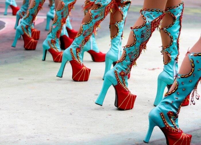Outro ritmo típico da Bolívia que os foliões adoram dançar no Carnaval é a Morenada — que mistura influências indígenas e africanas. As botas coloridas foram parte da apresentação da Morenada no sábado (26)