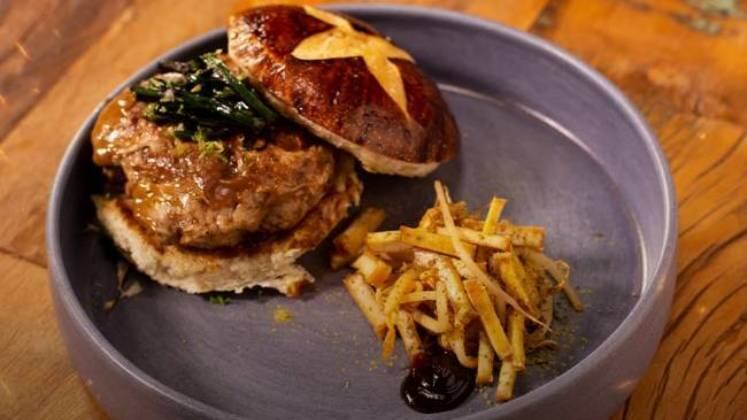 Quack Burger

Por Giovanni Renê



Ingredientes do
hambúrguer:

Peito de pato

Fécula de batata

Gengibre em pó

Gordura de pato



Ingredientes
da maionese:
Gema

Óleo de Girassol

Pimenta



Ingredientes
da salada:

Mistura de picles

Moyashe

Hoisin

Tofu defumado

Para o molho (hoisin, tamarindo, nira e olho de girassol)



Modo
de preparo:


1. Bata todos os ingredientes do hambúrger no liquidificador até formar uma
pasta.
2. Molde e asse no vapor por 10 minutos, e pincele com a mistura de molhos
hoisin e tamarindo.
3. Com um mixer, junte as ervas com a pimenta, e adicione o óleo para a
maionese.
4. Para fazer a salada, misture o moyashe (broto de feijão) com a pimenta,
ferva a mistura de picles e adicione ao prato e resfrie.
5. Toste a nira com óleo de gergelim.
6. Abra o pão, pincele a maionese, coloque
o hambúrguer e a nira. Pincele mais molho e sirva a salada à parte.