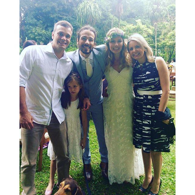 O namoro de quatro anos foi oficializado em uma cerimônia ao ar livre repleta de flores e amigos do casal