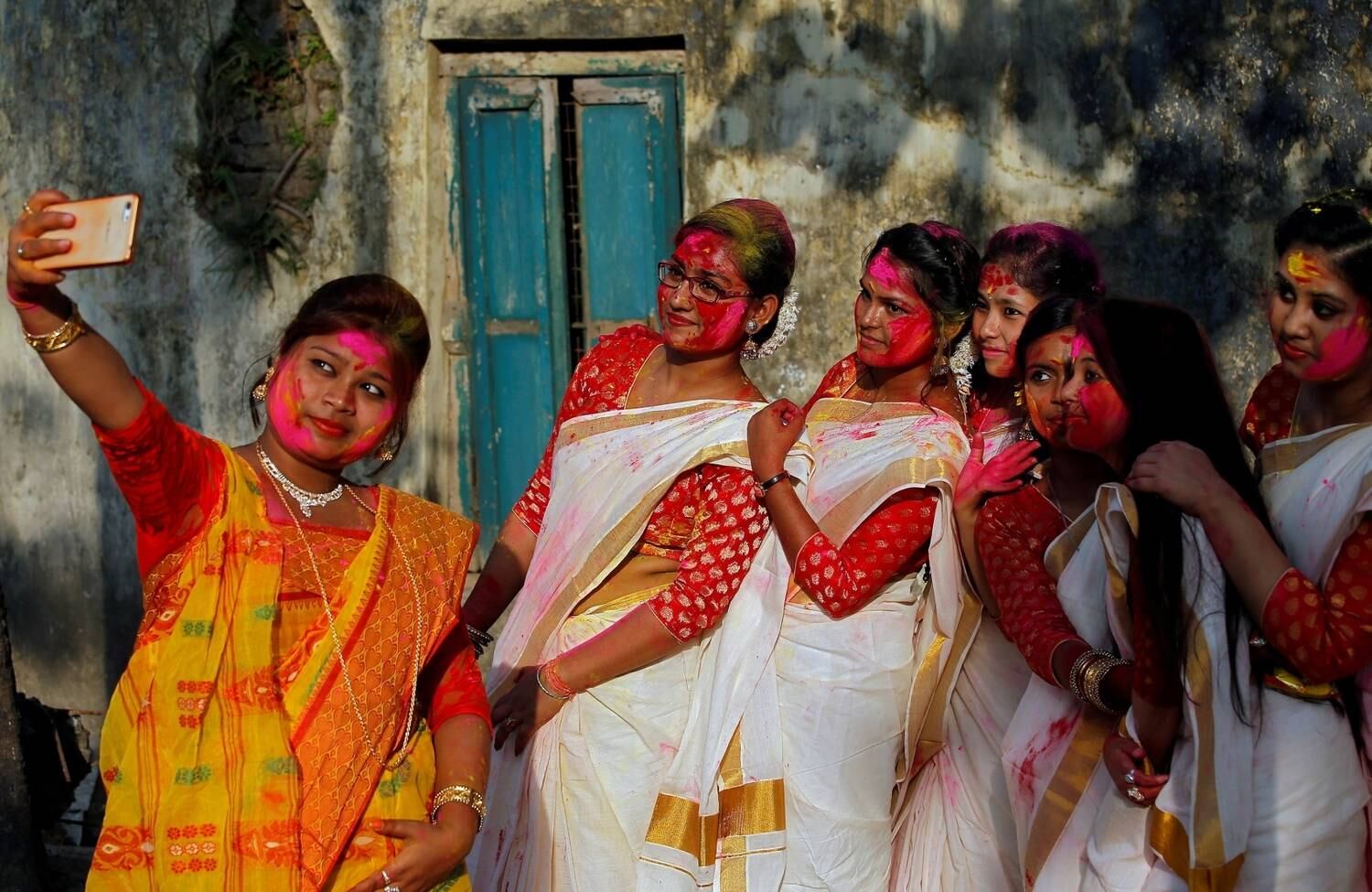 Universitárias indianas tiram selfie em Calcutá após participar de uma festa preparatória para o Holi — O festival das Cores indiano — que acontece no próximo dia 1 de março
