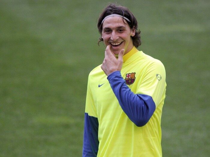 Ibrahimovic: após brilhar muito no futebol italiano, Ibra foi parar no Barcelona. Na Espanha, o craque usava um estilo bastante diferente do atual