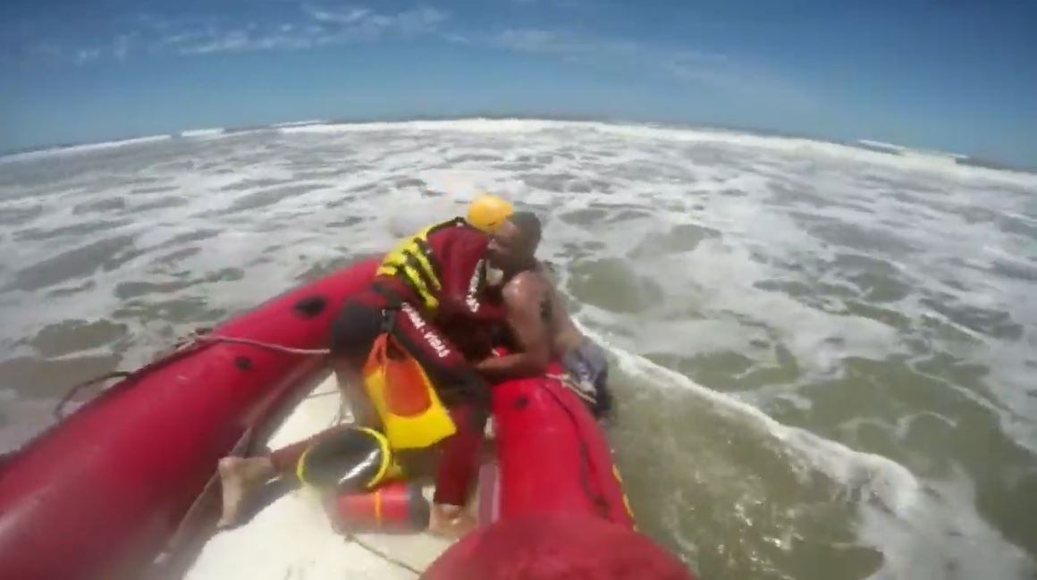 Banhista é resgatado após desrespeitar placas de sinalização e orientações