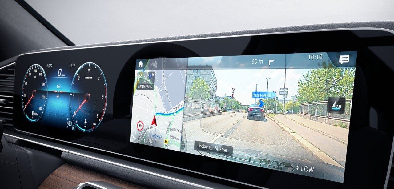 No dia a dia o som de alta fidelidade e a projeção dos mapas em 3D na tela conferem um ar futurista à cabine