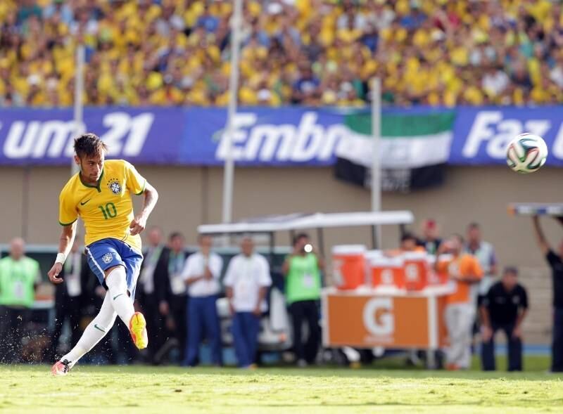 Neymar balançou as redes depois de uma bela cobrança de falta...