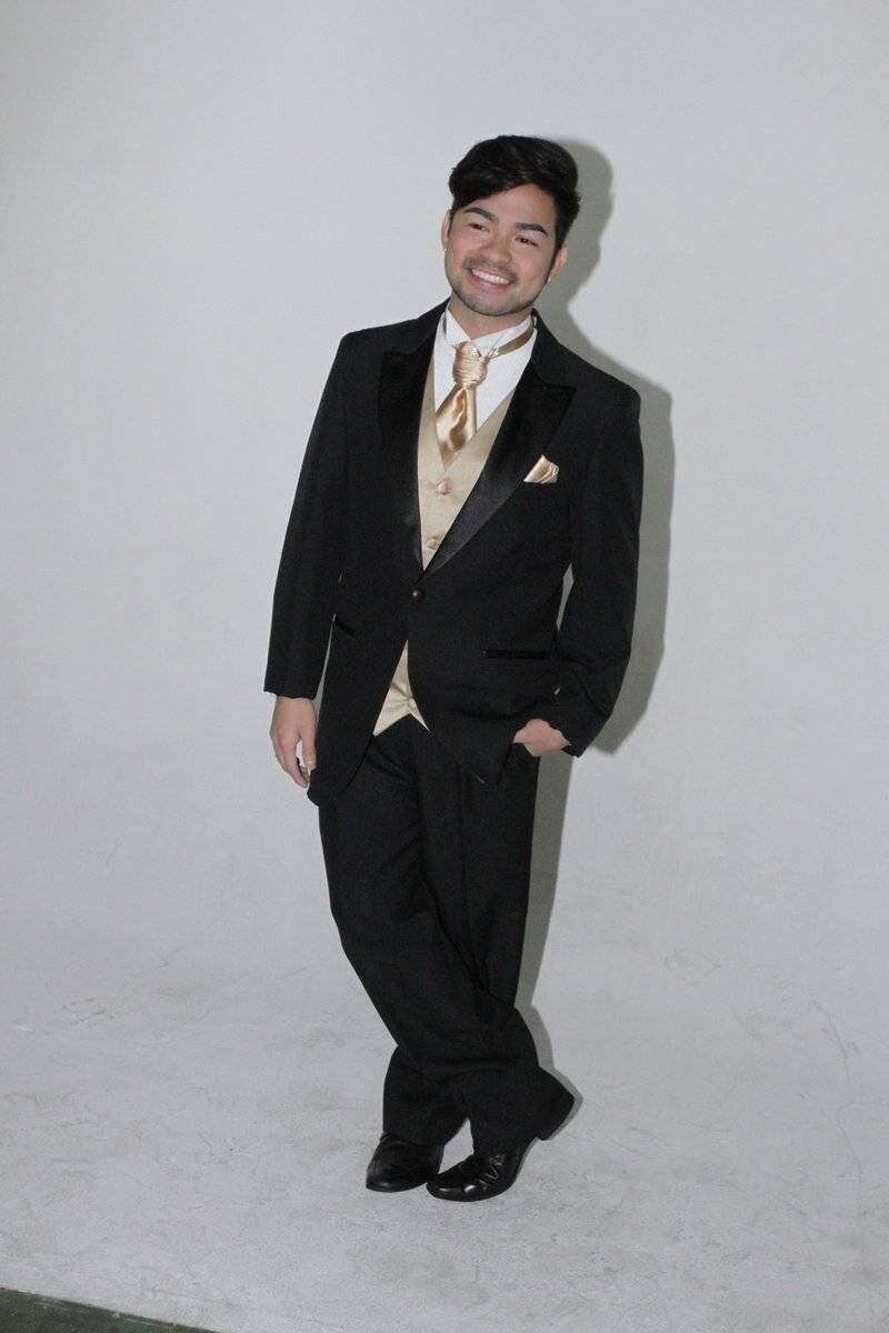 Yudi Tamashiro posa de smoking para revista