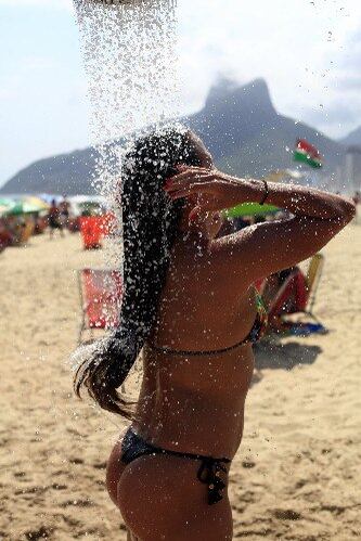 Se não der pra entrar no mar, um banho de chuveiro já alivia o calor