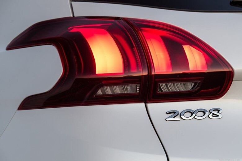O farol do Novo Peugeot 2008 foi escurecido para dar um tom mais rústico 