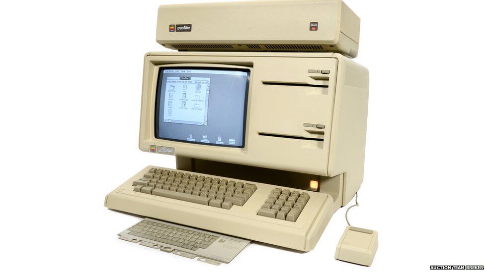 12 de março de 1989 – O especialista em informática britânico Tim Berners-Lee faz circular sua "proposta de gestão da informação" no interior da organização europeia para a pesquisa nuclear (CERN), cimentando as bases da Internet mundial. Os códigos de programação foram divulgados no ano seguinte, junto ao primeiro navegador batizado de "WorldWideWeb"