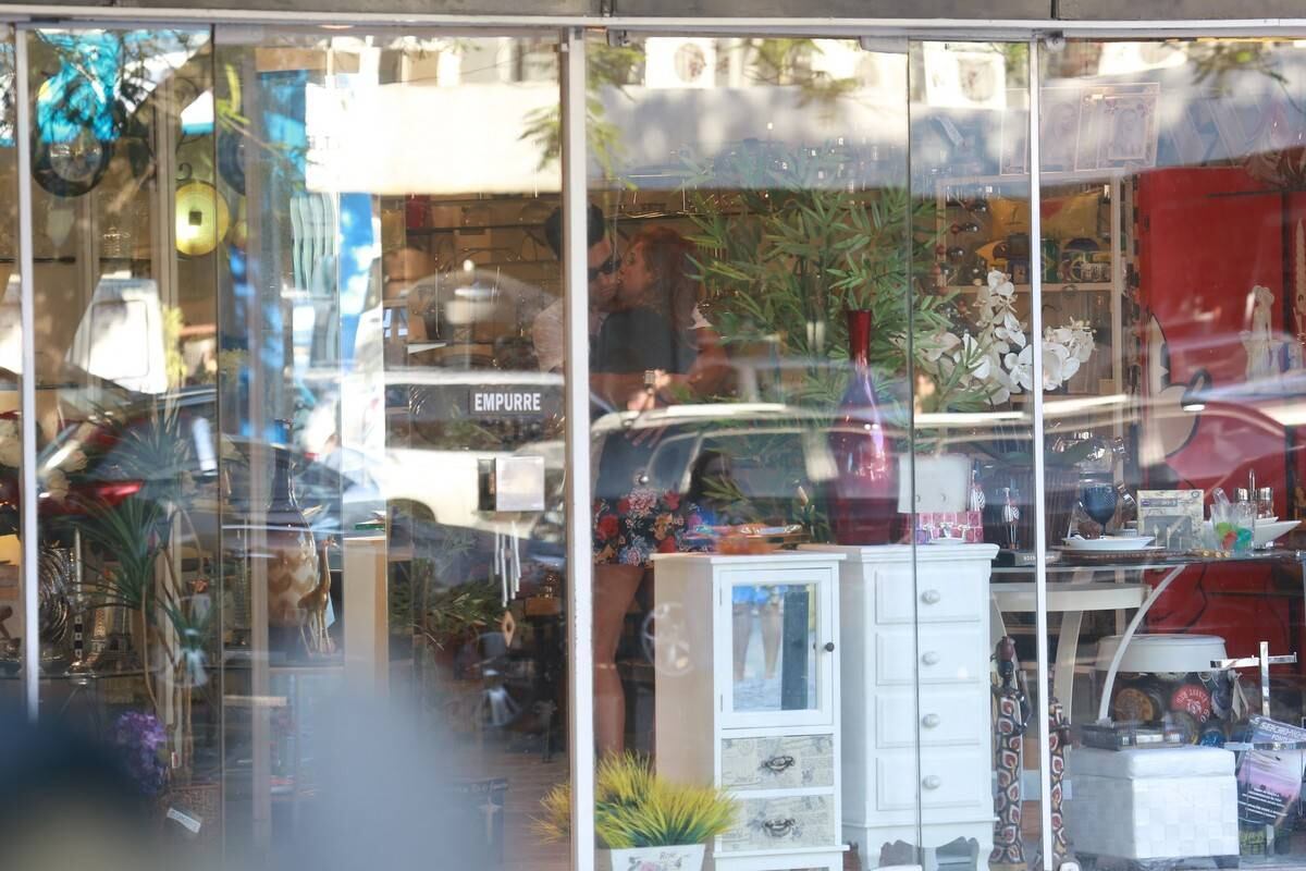 Sophia Abrahão e Sérgio Malheiros, que não assumem romance, são fotografados andando de mãos dadas