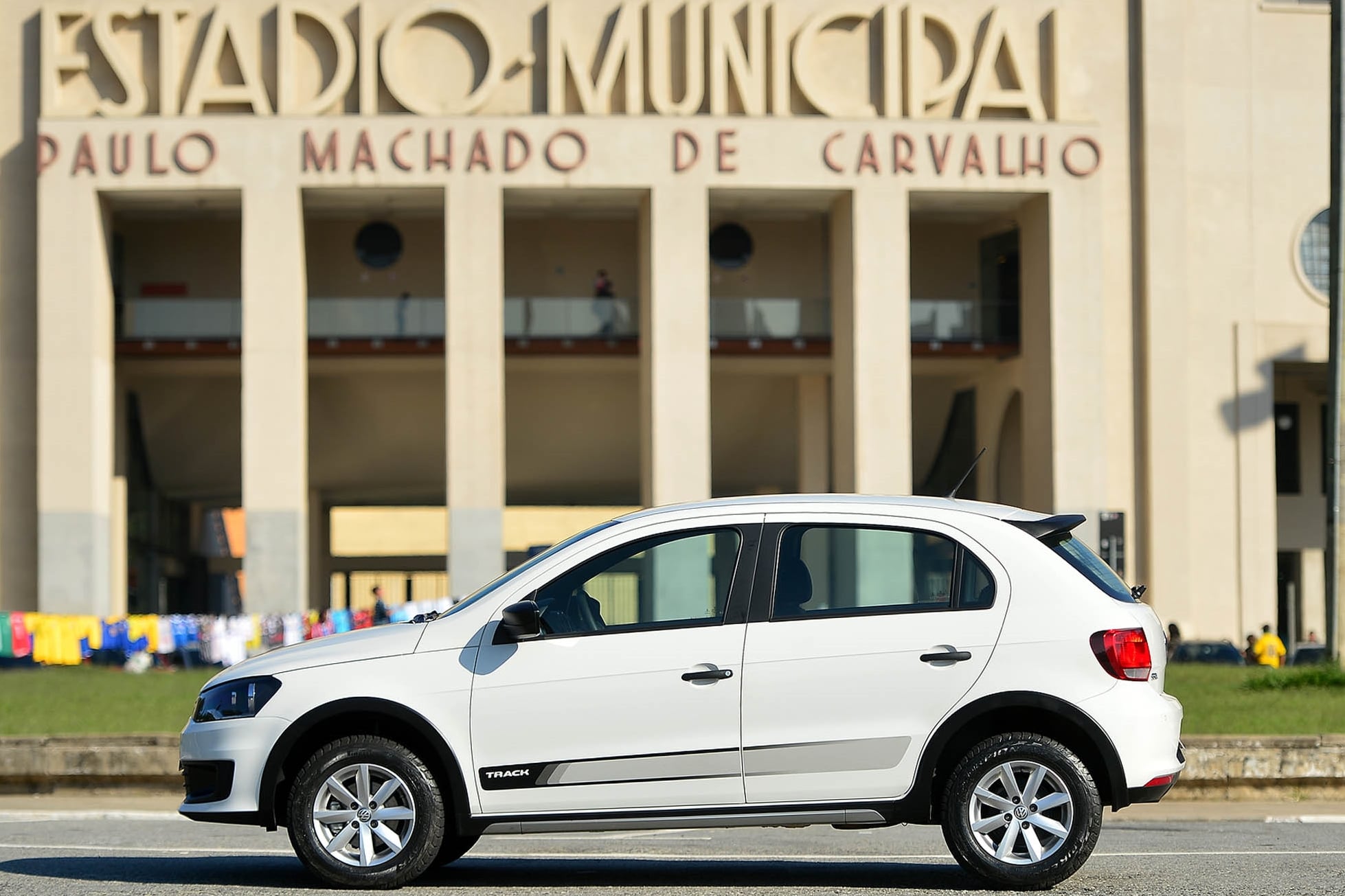 Aventureiro de butique? Sim. O Volkswagen Gol Track foi lançado em maio deste ano com a missão de levar mais aventura aos carros populares. Até então, o Fiat Novo Uno Way era o único modelo de entrada a ter uma versão com visual "off-road", suspensão elevada e pneus de uso misto (asfalto/terra). Saiba mais

Saiba tudo sobre carros! Acesse www.r7.com/carros
