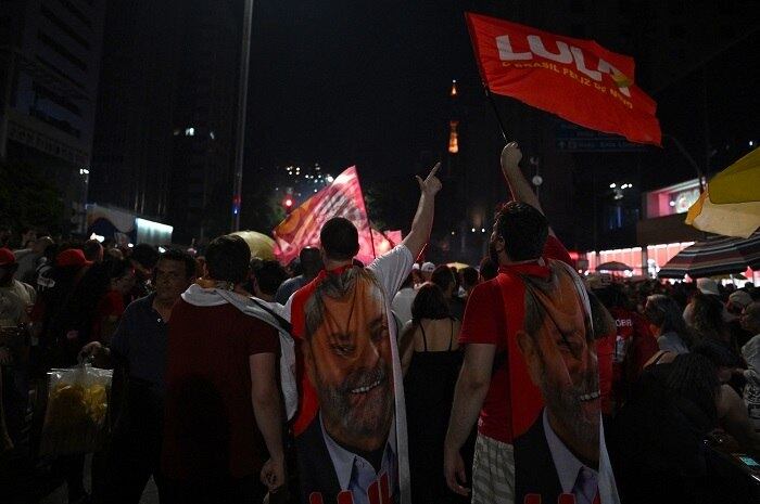 Apoiadores de Lula se reuniram na avenida Paulista para comemorar a vitória