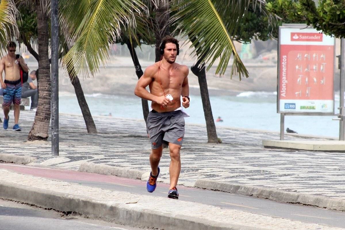 Flávio Canto foi visto se exercitando na orla da
praia da zona Sul do Rio, Rio de Janeiro, nesta segunda-feira (18) 