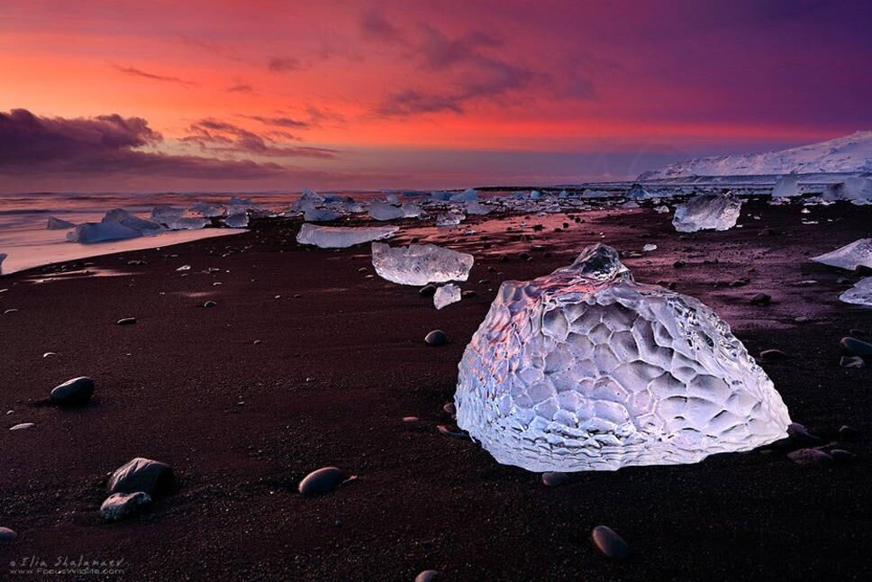 A lagoa glacial da Islândia é uma das mais famosas maravilhas naturais da Islândia. Chamada de Jökulsárlón, no sudeste do país, as águas surgiram durante o derretimento das geleiras e parece crescer anualmente. A partir de 1970, o nível da lagoa já aumentou quatro vezes.

Com a temperatura média de 10°C, a lagoa já foi cenário de muitos filmes líderes de bilheteria  