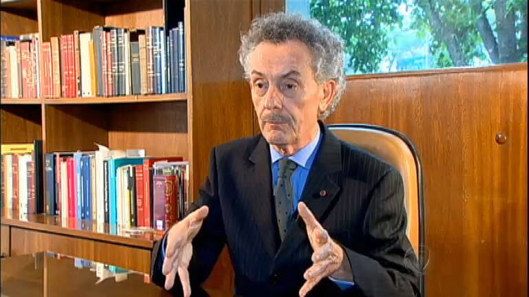 Para o psiquiatra forense Guido Palomba, três fatores principais norteiam a maneira com que estas crianças filhas de tragédias vão lidar emocionalmente com o trauma que sofreram. Primeiro, pesa o fato de elas terem ou não visto o crime em si. Segundo, a idade que tinham na época — segundo Palomba, “quanto mais velho, pior, porque tem mais compreensão”.

— O terceiro e mais importante ponto é a maneira com que lidaram com a criança depois do acontecido. A maioria foi morar com avós ou tios, e vejo isso como algo positivo.

Palomba reforça que cada criança terá sua maneira particular de elaborar o choque, e que todas têm a memória afetiva guardada, podendo ou não despertá-la no futuro.

— O trauma pode ficar ali quieto, dormindo e nunca aparecer, mas também pode acontecer de, diante de um estímulo qualquer, ele vir à tona.

A
chave estaria, para o psiquiatra, no esforço dos tutores para conduzir a vida
da criança de uma maneira normal, sem reforçar a vivência dolorosa, nem mencionar
ou criticar o fato passado. Ele frisa também que não é recomendado conversar
com a criança como se ela fosse adulta, dando muitos detalhes do que aconteceu

