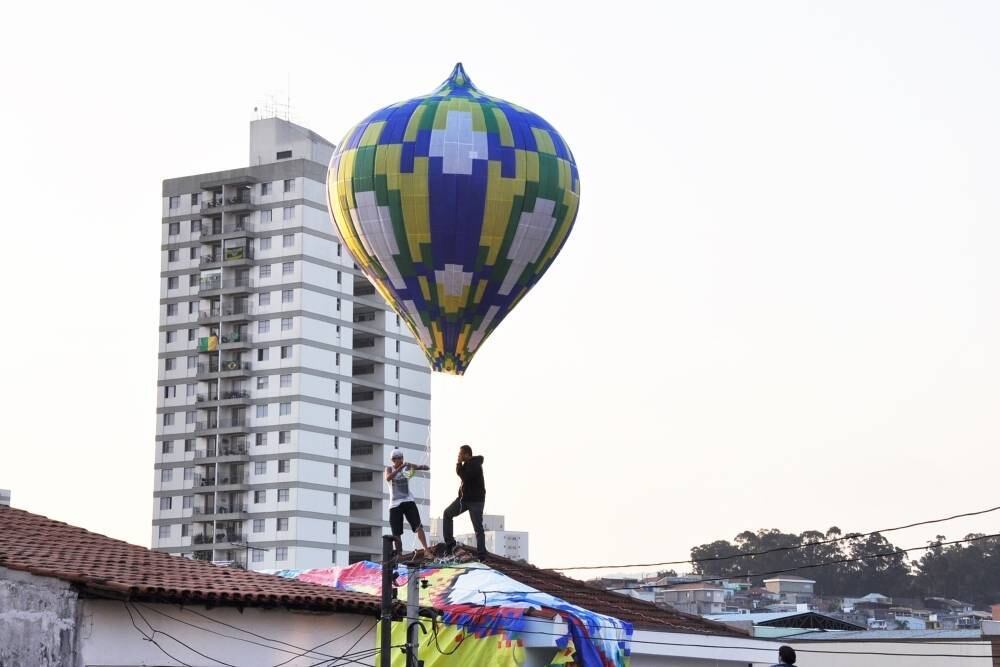 Grupo resgata balão que caiu sobre telhado de casa na zona norte