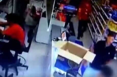 Câmeras de segurança flagram ação de suspeitos