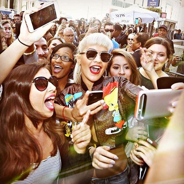 A própria Rita publicou uma foto do momento em seu Instagram e, ainda mais fofa, agradeceu aos seus Ritabots pelo carinho.

— Eu amo tanto tanto tanto vocês! Isso fazer tudo valer a pena. Eu farei qualquer coisa por vocês