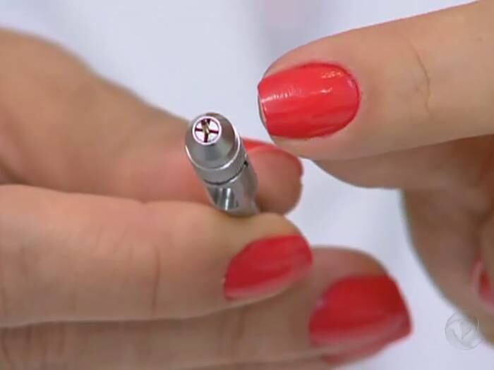 



Com
uma espécie de agulha de menos de um milímetro de diâmetro e uma pinça, o
médico retira milhares de fios de uma parte de trás da cabeça; cada fio é
colocado em um equipamento que parece uma caneta e, então, é reimplantado nas
partes que mais atingem a calvície

+ Nova técnica de implante capilar conquista adeptos no Brasil. Entenda!