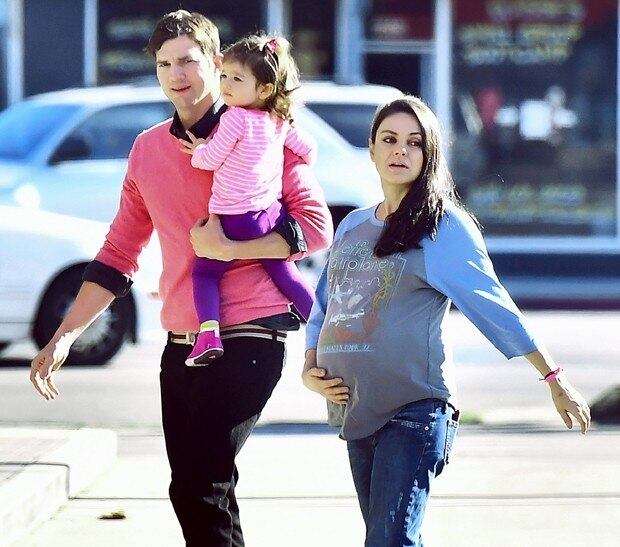 Mila e Ashton agora são pais de um menino