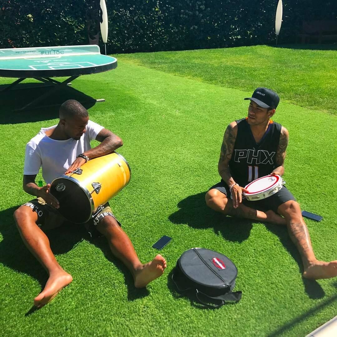 Neymar está sempre rodeado de amigos...