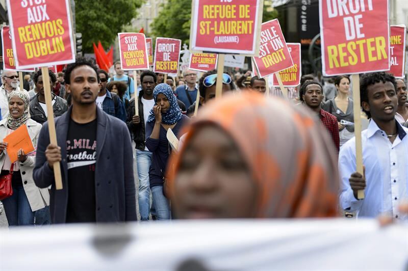 Na Suíça, uma manifestação convocada pelo coletivo 'Collectif
R' contra o repatriamento dos refugiados para a Itália acontece na cidade de
Lausanne