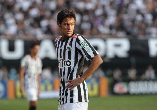A passagem do jovem atacante pelo Santos ficou marcada, além dos vários gols e títulos, pelos diferentes cortes de cabelo que ele apresentava a cada jogo