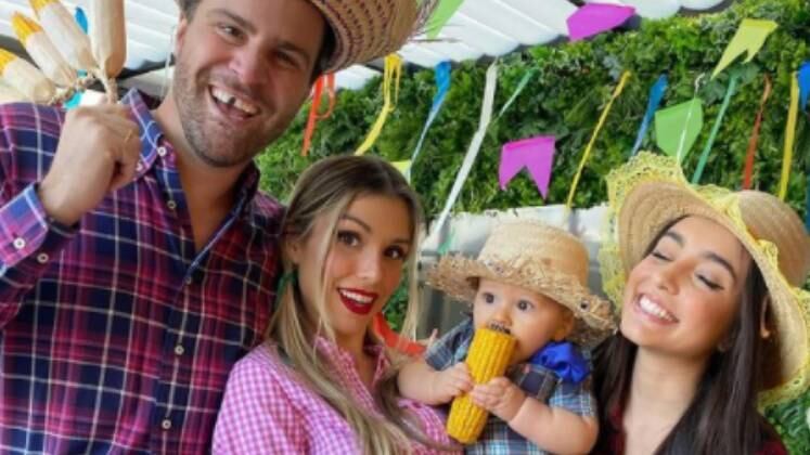 Participar de A Fazenda - Nova Chance trouxe muitos benefícios para Flávia Viana! Isso porque, além de ganhar o reality, ela tirou a sorte grande e conquistou o posto de esposa do ex-peão Marcelo Zangrandi. O casal que engatou o relacionamento dentro da casa chegou a ir junto para a Roça. Juntos, eles tiveram um filho chamado Gabriel e formaram uma linda família. Que história de amor!