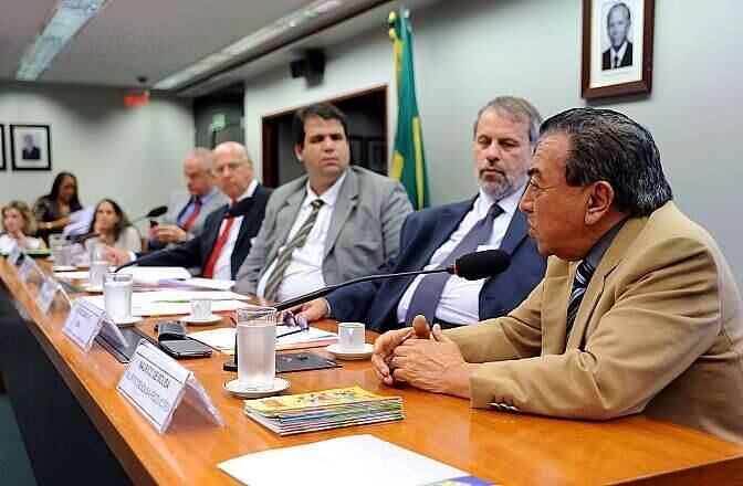 Edney Narchi, vice-presidente do CONAR (Conselho Nacional de
Autorregulamentação Publicitária), garantiu, na reunião, que a entidade já possui
procedimentos suficientes para evitar que as propagandas infantis sejam
abusivas e foi mais um que se manifestou contra a proibição