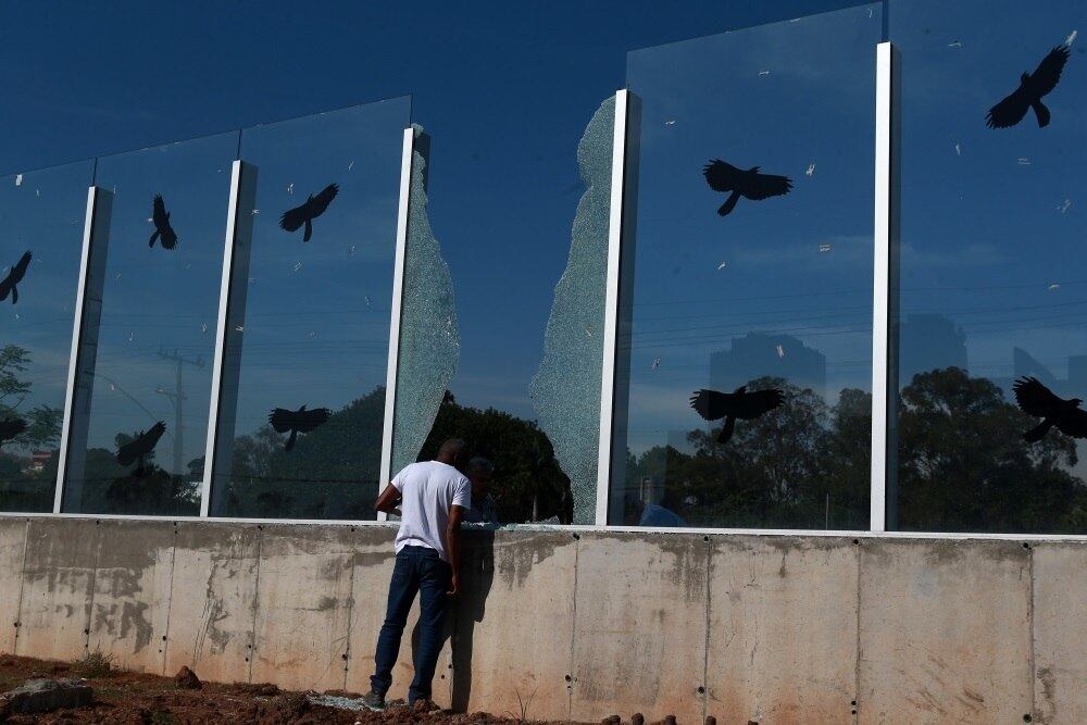 Mais uma vez os muros de vidro da USP foram quebrados