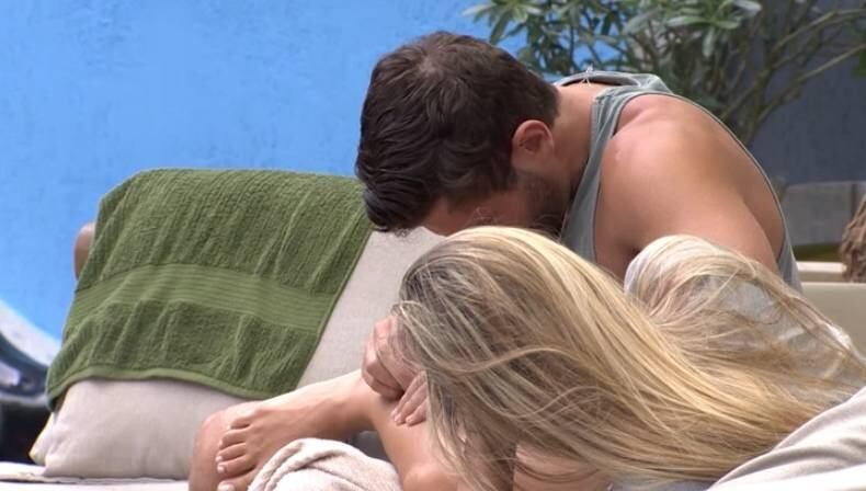 Roni cuida da beleza de Tatiele, na varanda