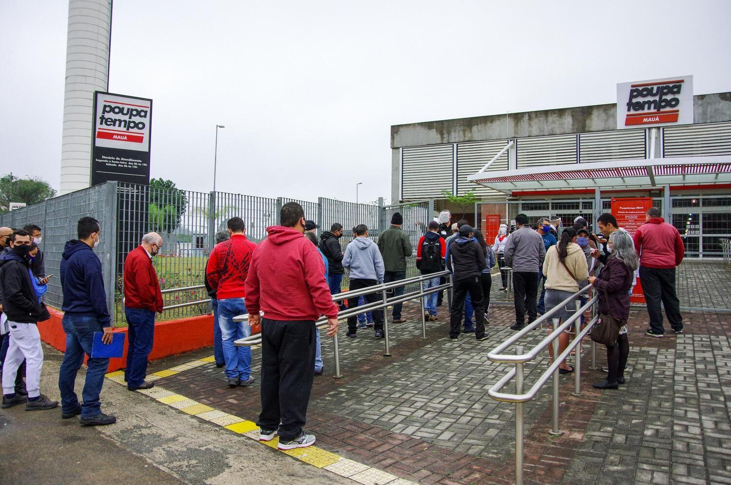 Nesta quarta (19), os postos localizados na Sé, em Itaquera, Mogi das Cruzes, Mauá, São Bernardo do Campo, Santos, Guarujá e Bauru retomaram as atividades presenciais, dando prioridade para os serviços com exigência presencial, como primeira emissão de CNH e expedição de RG, por exemplo