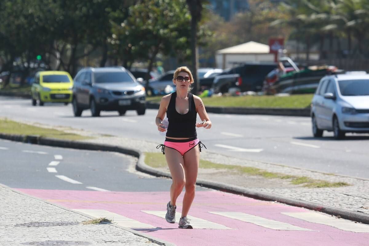 Antônia Fontenelle correu de shortinho nesta terça-feira (2)