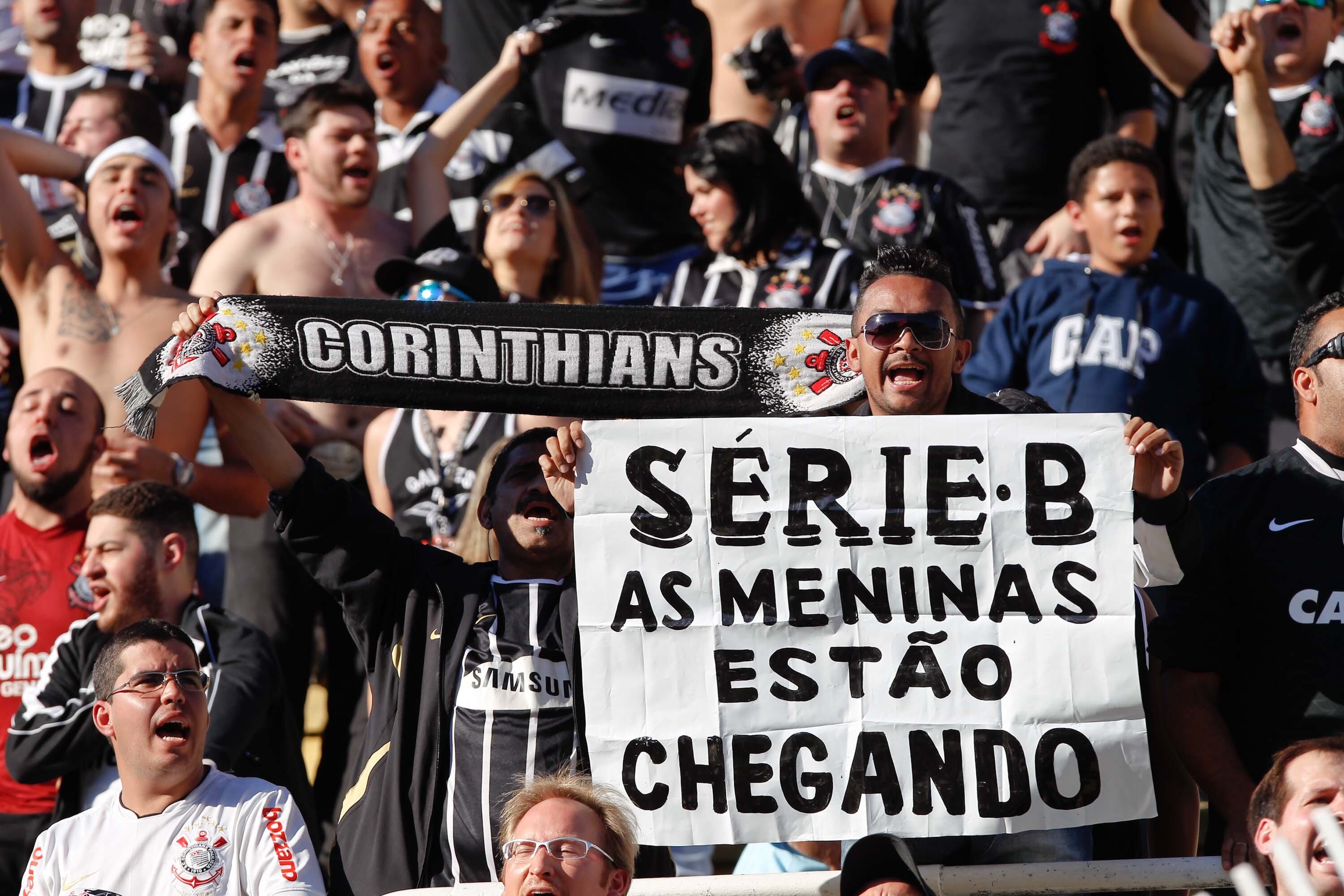 Os torcedores corintianos não perdoaram a fase ruim do rival São Paulo e provocaram por meio de cartazes. Leia mais

