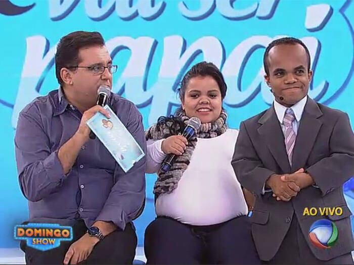 

Casais normais podem ter filhos com nanismo sim. Aliás, 80% dos
casos são de casais normais porque ocorre uma mutação em um dos
genes dos pais. Já quando o casal tem apenas uma pessoa afetado pelo nanismo, a
chance do filho nascer com a doença é de 50%. Agora, se o casal tem nanismo, a
chance do filho ter também sobe para 75%

+ Aproveite e confira as matérias do programa Domingo Show

+ Já curtiu a página do Domingo Show no Facebook? É só clicar!

+ Siga o Domingo Show no Twitter e receba todas as notícias do programa
