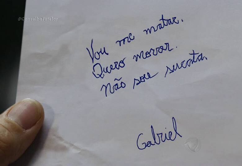 Cansado da indiferença dos pais, Gabriel foi sozinho ao Conselho Tutelar buscar ajuda, mas encontra o lugar cheio e não consegue falar com ninguém. Ele então deixa uma carta avisando que vai se matar